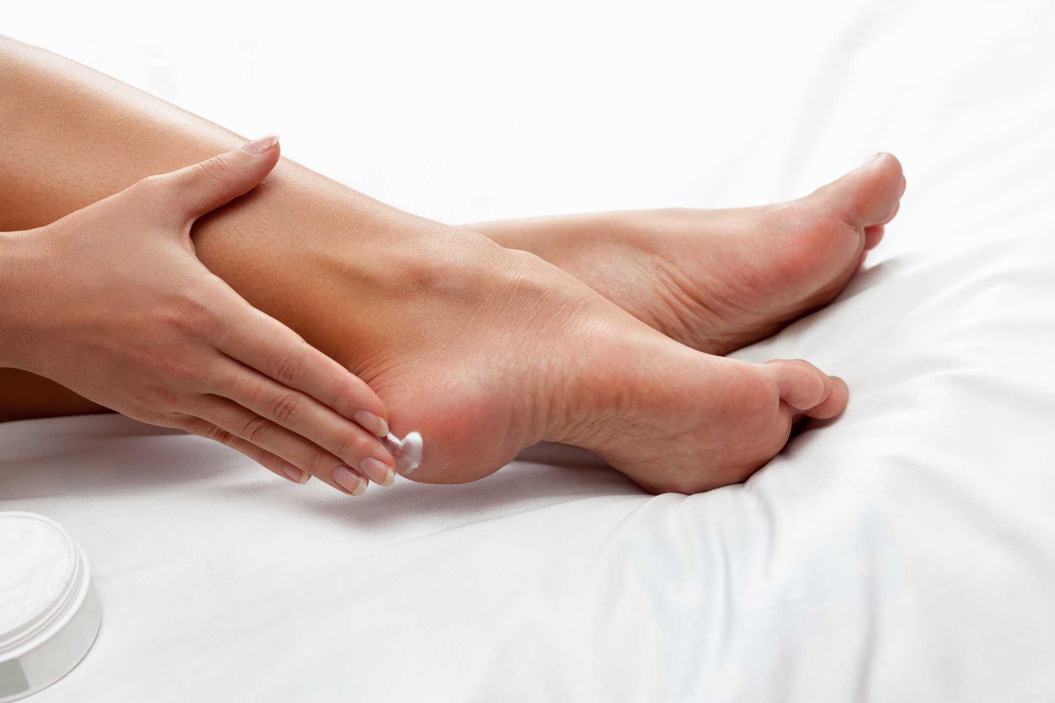 Kiểm tra chân - chăm sóc bàn chân ở bệnh nhân đái tháo đường (Ảnh Internet)