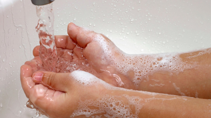 Rửa tay cho trẻ thường xuyên để phòng bệnh tay chân miệng