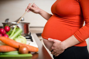 Cần chú ý tới tới chế độ dinh dưỡng trong quá trình mang thai. Ảnh: ST