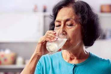 Uống sữa giúp tránh nguy cơ mệt quá sức khi tắm biển