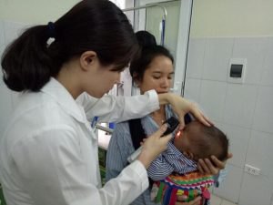 Bác sĩ kiểm tra mắt cho bé tại BV Mắt Trung ương