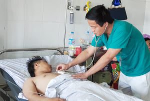 BS. Nguyễn Thái Phúc thăm khám cho bệnh nhân sau phẫu thuật