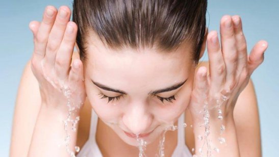 Rửa mặt bằng nước ấm giúp chăm sóc da nhờn
