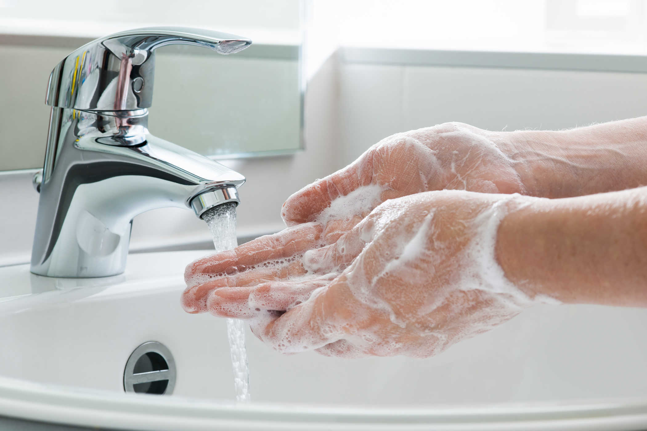 Rửa tay trước khi ăn giúp ngăn ngừa vi khuẩn HP - gây ra bệnh viêm loét dạ dày 