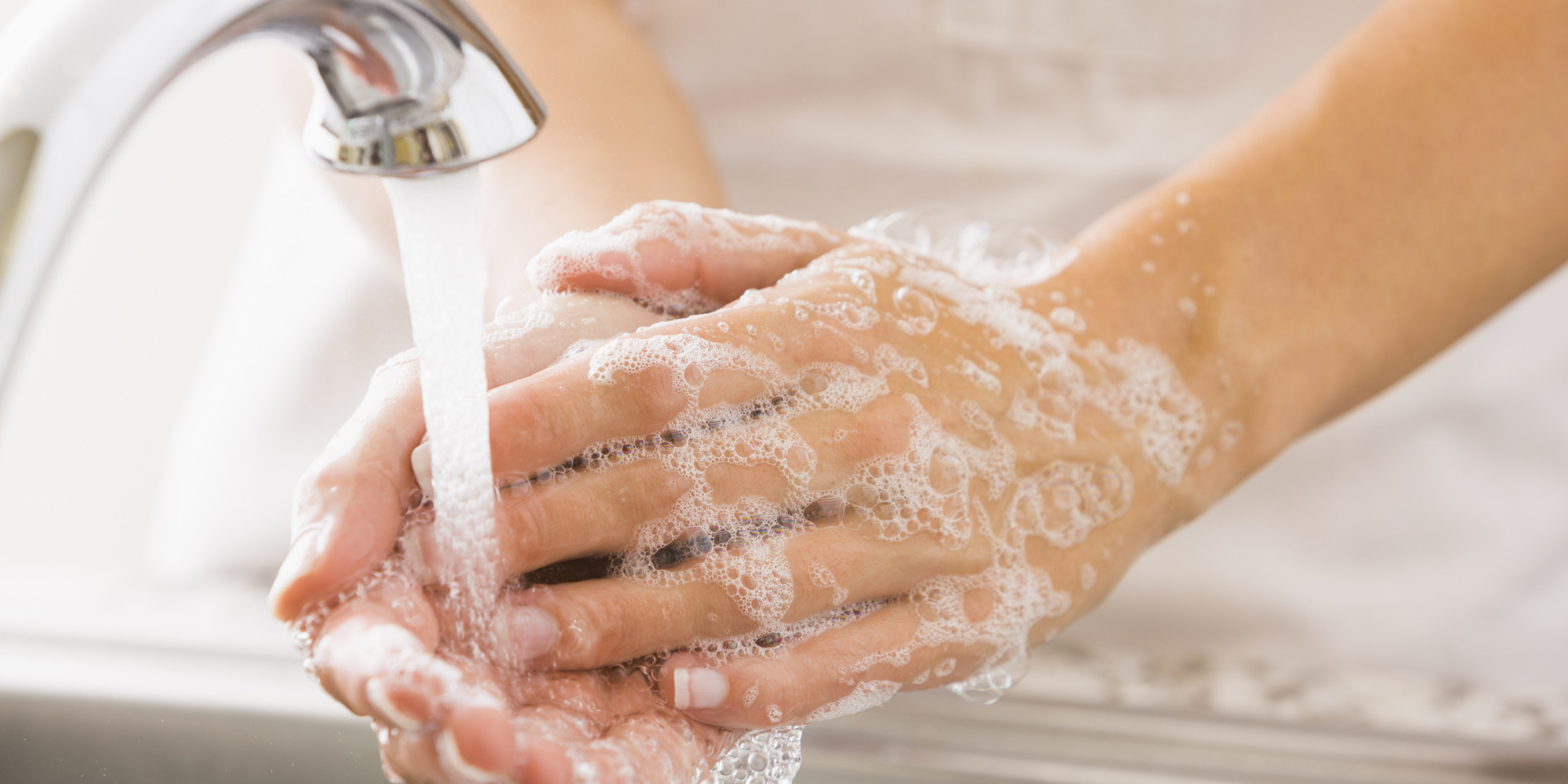 Rửa tay bằng xà phòng trước khi ăn và sau khi đi vệ sinh để phòng viêm loét dạ dày 