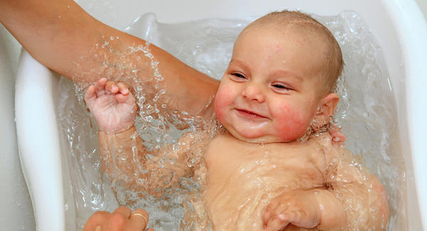 Tắm rửa hàng ngày cho bé giúp bệnh rôm sảy nhanh khỏi 
