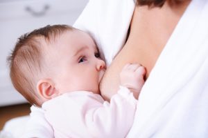 Cho trẻ bú sữa mẹ hoàn toàn trong 6 tháng đầu đời