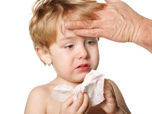 Trẻ bị viêm mũi họng thường kèm theo viêm tai giữa. 