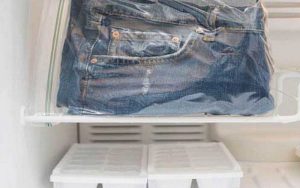 Cho quần jeans vào ngăn đá tủ lạnh trước lần giặt đầu tiên
