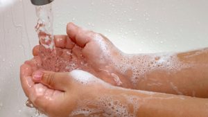 Rửa tay cho trẻ để phòng ngừa bệnh tay chân miệng