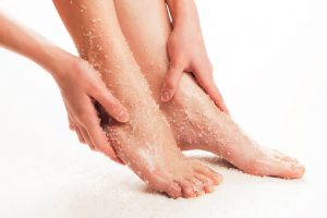 Rửa chân - chăm sóc bàn chân ở bệnh nhân đái tháo đường (Ảnh Internet)