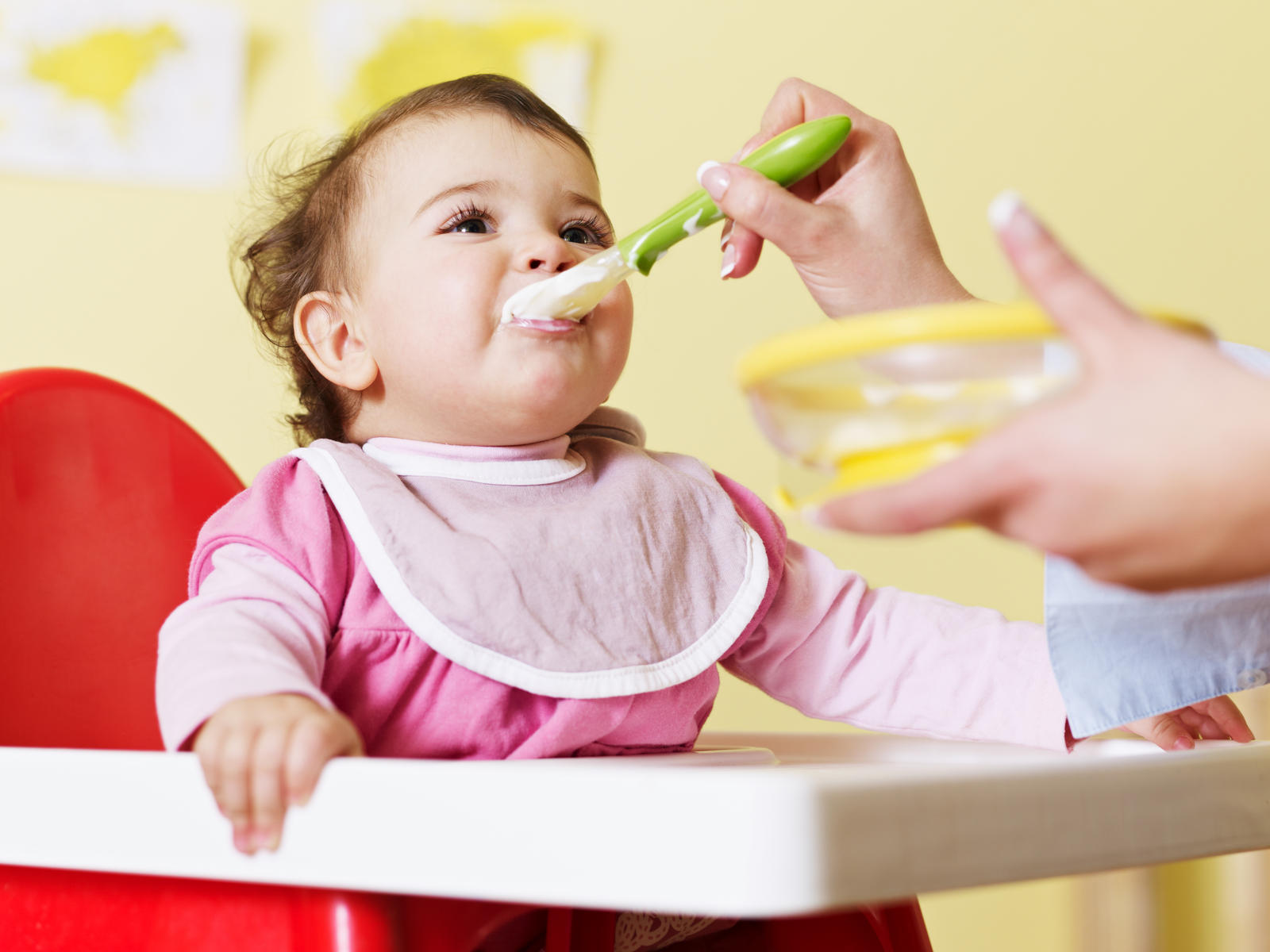Khi bé bị tiêu chảy, nên cho bé ăn thành nhiều bữa nhỏ trong ngày 