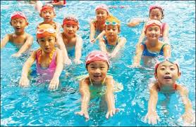 Bơi lội là một hoạt động ngoại khóa ưa thích của trẻ