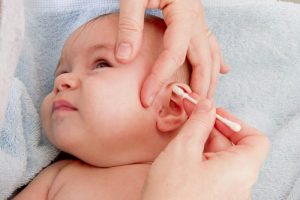 vệ sinh tai cho trẻ bị viêm tai giữa