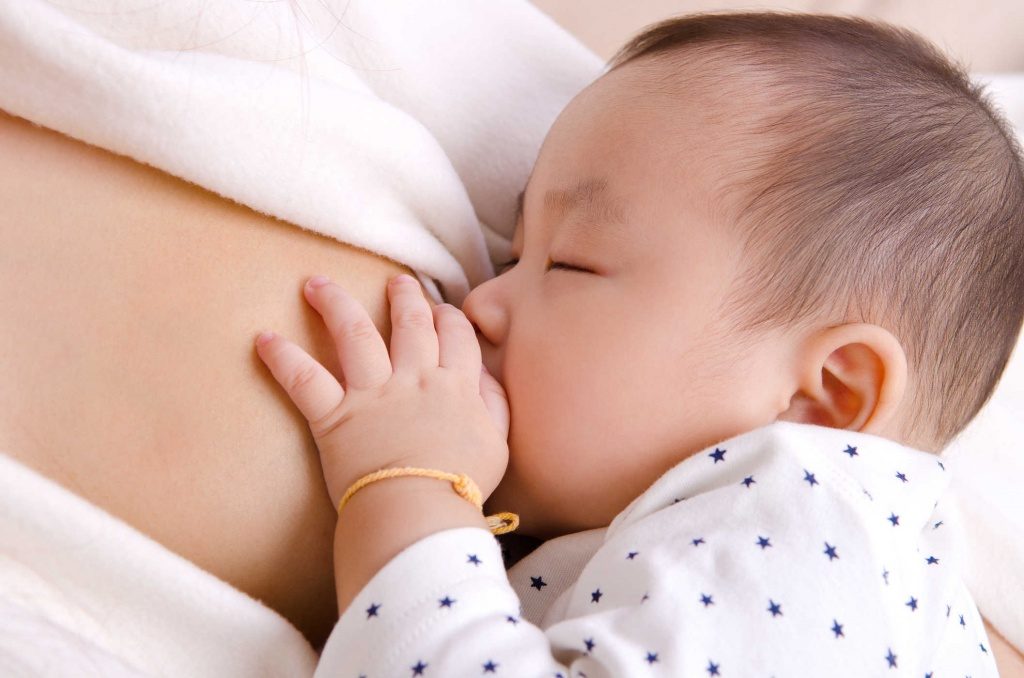 Sữa mẹ đóng vai trò vô cùng to lớn với sự phát triển tối ưu của trẻ đặc biệt khi bé bị tiêu chảy