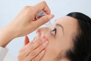 Vệ sinh mắt thường xuyên là một cách phòng tránh viêm giác mạc hiệu quả. (Ảnh Internet)