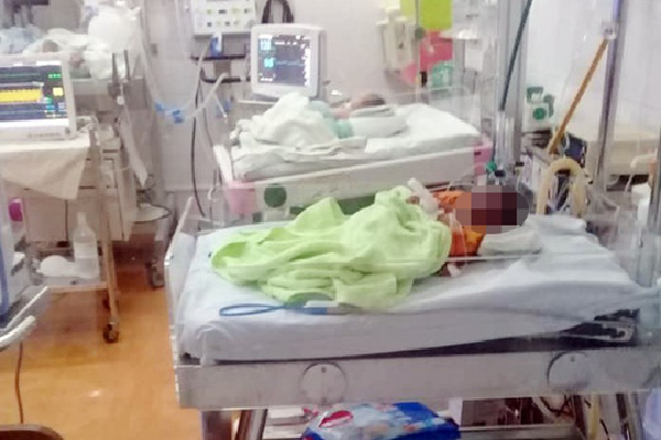 bé trai 1,2 kg bị bỏ rơi ở Lâm Đồng (nguồn: NLĐ)