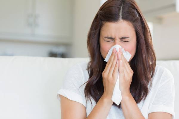 Hắt hơi, sổ mũi, nghẹt mũi là những triệu chứng thường gặp ở bệnh nhân cúm