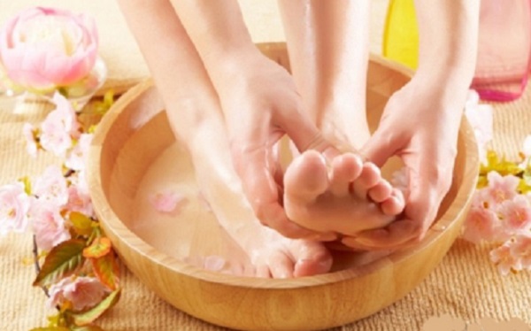 Ngâm chân kết hợp với massage chân.