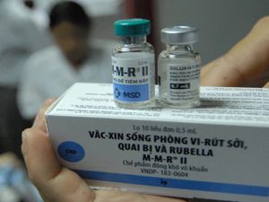 Tiêm vacxin 3 trong 1 (rubella-sởi-quai bị) để phòng tránh nhiễm rubella ở thai phụ