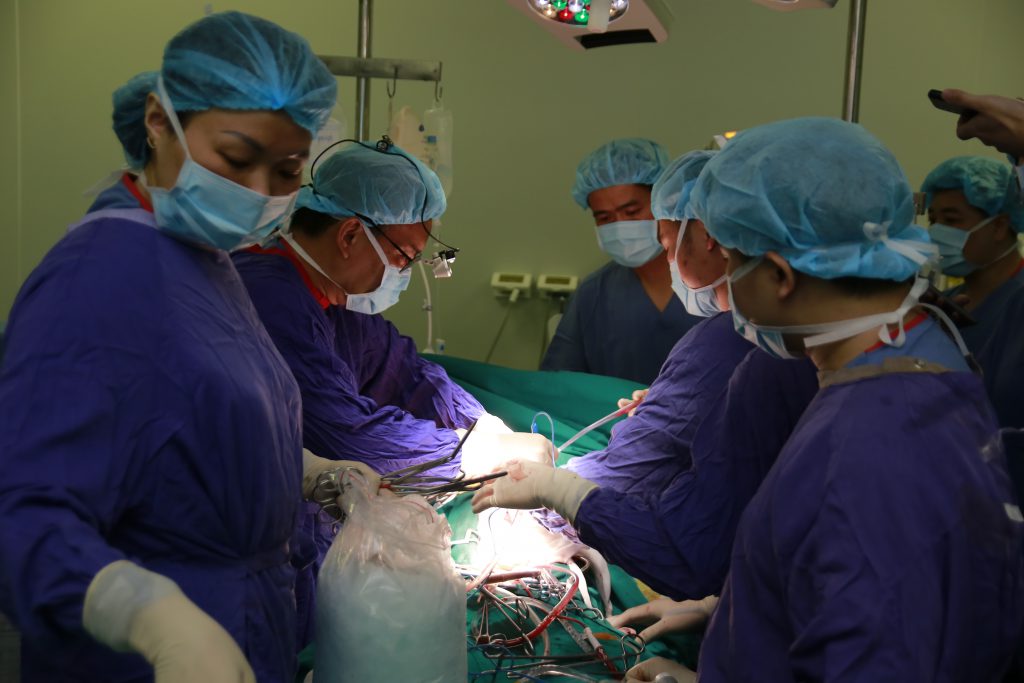 Ê kíp gồm 15 bác sĩ tiến hành phẫu thuật cứu sống bệnh nhân (nguồn: internet)