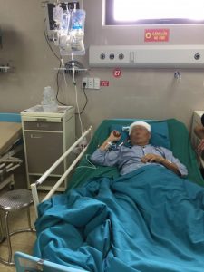 Cụ ông 91 tuổi nói chuyện với bác sĩ trong khi được phẫu thuật