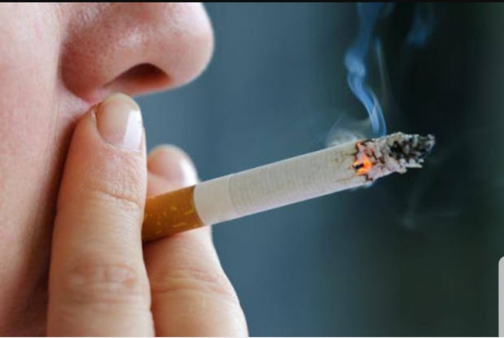 Khói thuốc lá làm tăng nguy cơ mắc viêm phế quản mạn tính