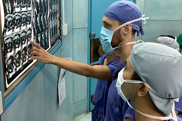 Nhiều y bác sĩ nước ngoài đến Việt Nam học nghề