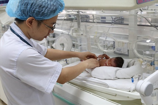 Bé sinh non 1.5kg bị bỏ rơi đang được các bác sỹ tận tình chăm sóc tại bệnh viện 