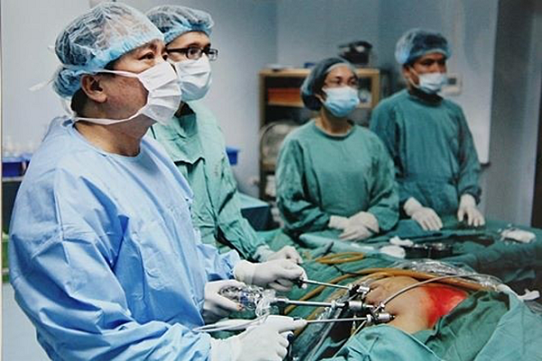Kỹ thuật mổ nội soi tuyến giáp Dr Luong được trao kỷ lục Việt Nam