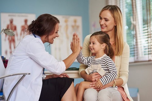 Trẻ cần được tái khám định kỳ sau 1-3 tháng để đánh giá hiệu quả điều trị