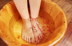 Ngâm chân trong nước ấm giúp ngăn chặn vi khuẩn phát triển