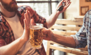 Người bệnh động mạch vành nên kiêng rượu bia