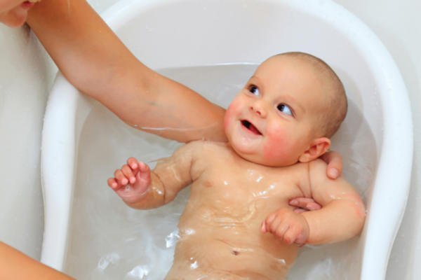 Trẻ bị tay chân miệng nên tắm lá gì?