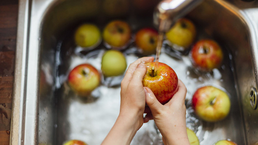 Rửa trái cây dưới vòi nước sạch trước khi ăn